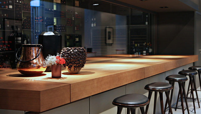 在吧台品尝改编自上世纪二三十年代的鸡尾酒款型