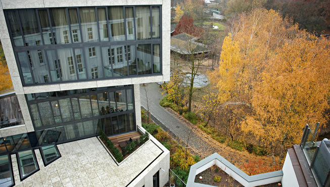 紧邻占地210公顷的蒂尔加滕公园，一长串地标性建筑，自酒店皆步行可达