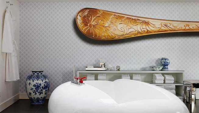 套房盥洗室——盥洗室里有一系列的高档自然护肤品以及由Marcel Wanders特别为Bisazza Bango设计的卫浴系列。