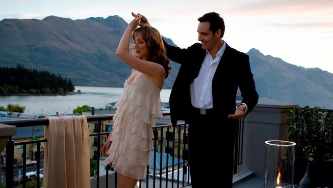 幸福生活——让我们一起走进皇后镇，展开一段精彩旅程，在新西兰纯粹、梦幻、宏伟氛围中，享受法式生活艺术。