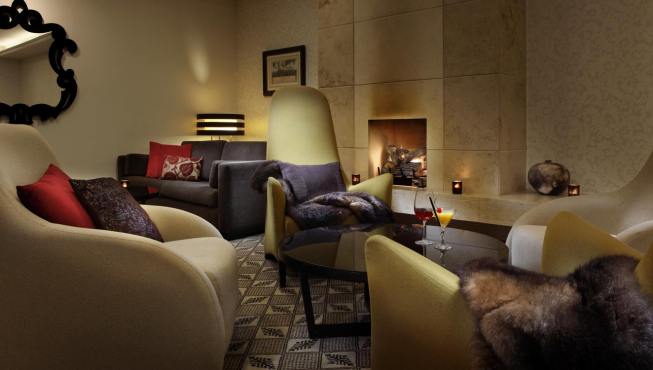 Nue Lounge——在时尚的Nue Lounge 欣赏自然的元素，这里供应马提尼酒和香槟。