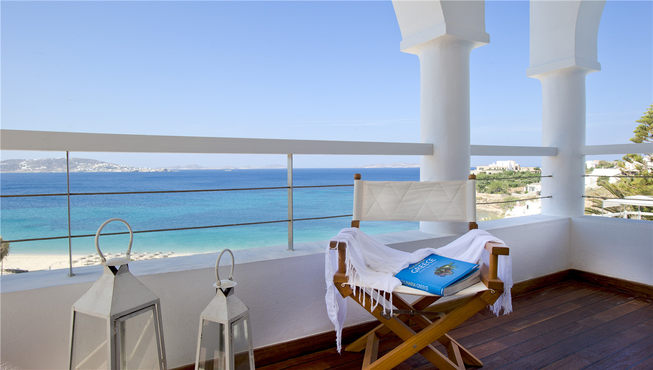 在泳池边晒日光浴也是很好的选择，一边品尝冰镇鸡尾酒，一边吃着可口的小吃