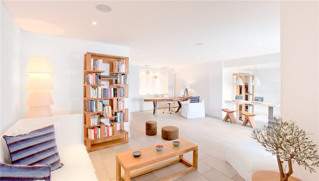 你在这里还可以找到图书馆，可以借阅书籍或者租看DVD