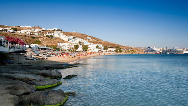 米科诺斯迷人的的 Agios Stefanos海滩上白天宁静怡人，到了夜晚就会开始狂欢派对，好不热闹。