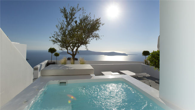 绝美的无边泳池与景色融为一体