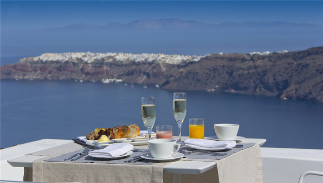 酒店也贴心地为流连美景的客人在泳池边设了露台餐厅，将无限风光和美酒佳肴完美结合