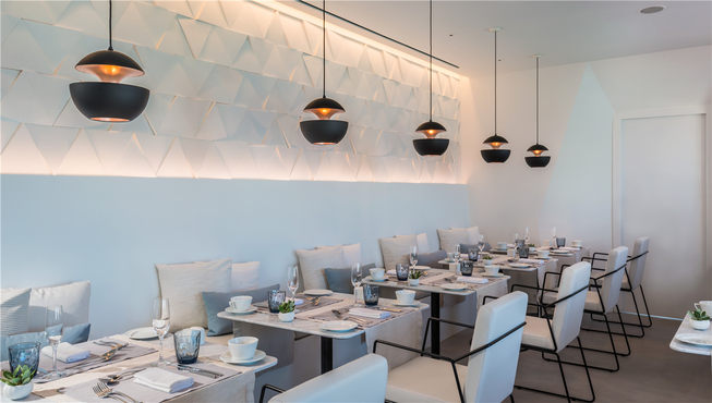 在圣托里尼的绝美风光中用餐，不论是坐在装饰的精致优雅的餐厅室内，还是来到露天的露台上，都是绝妙的享受。