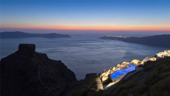 绝佳的地理位置让你居于悬崖之上坐览爱琴海风光