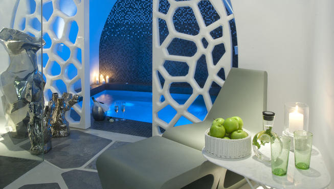 室内温泉池让你体验专属奢华享受，不妨好好放松身心，涤荡旅途中的疲惫。