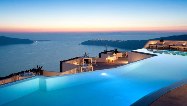 无边泳池的湛蓝池水仿佛与爱琴海相连，夜晚灯火映照更加绚丽。