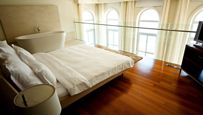 从客房到套房，全部选用白色与实木的褐色基调，自然简约
