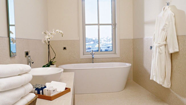 简洁的白色浴室，掩饰不住细节之处的体贴