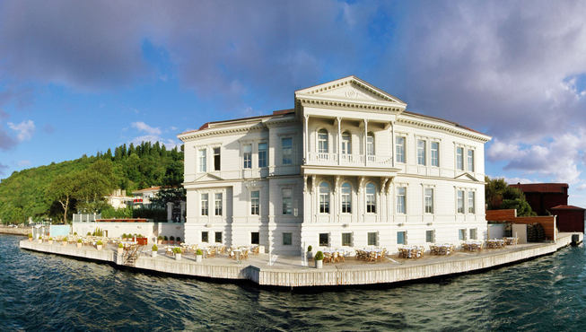 仿佛一颗宝石点缀于风光秀美的博斯普鲁斯海峡之畔