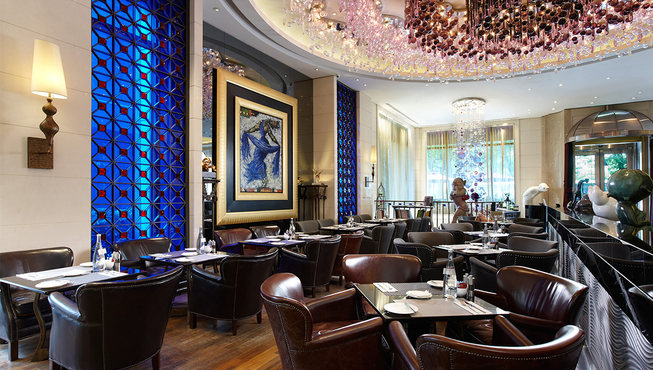 巧妙而精致的层级吊顶，让空间更有质感。伴以色彩的跳跃，华丽与舒适可以兼得