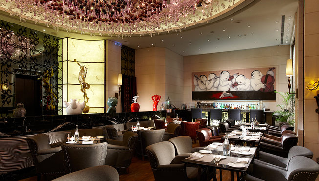 餐厅的迷人之处来源于它精巧的设计。艺术品精美的纹路雕饰，和色调的细腻高贵，无处不透露着设计者在细节之处的用心