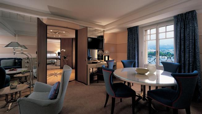 套房——可从套房看到美妙的Brunswick花园、日内瓦湖及以阿尔卑斯山作为背景的大喷泉。