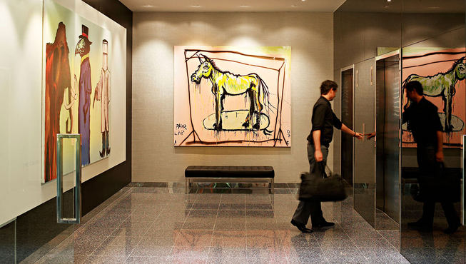 酒店走廊，遍布亚当.卡伦的艺术作品。
