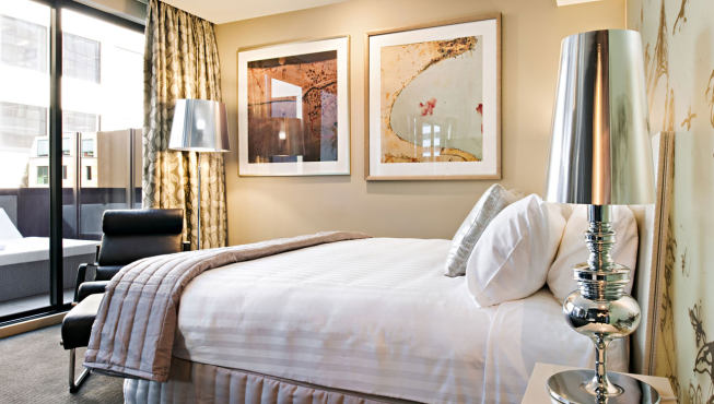 房间也喜欢与阳光和画作游戏，酒店特别设计的艺术系列睡床，柔软而舒适。