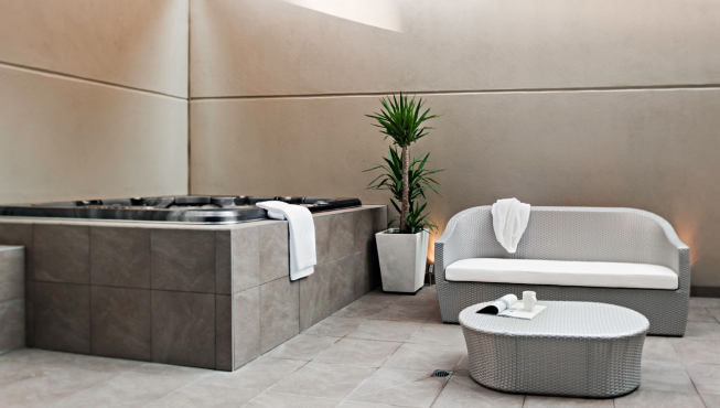 spa套房让客人足不出户，在房间里享受特别的按摩放松生活。