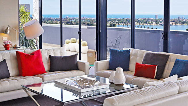 客房宽大的落地窗和开放式阳台可以欣赏St. Kilda街和菲利普港湾的美景