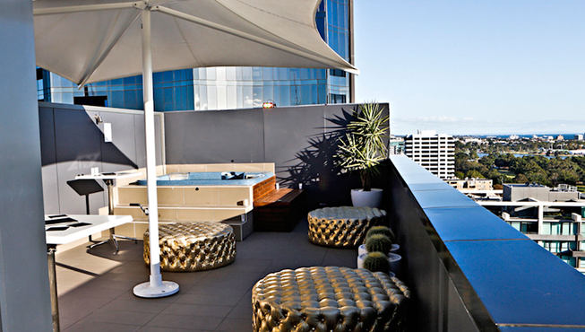 酒店特有的开放式阳台，带给您开阔的视野，不一样的美景