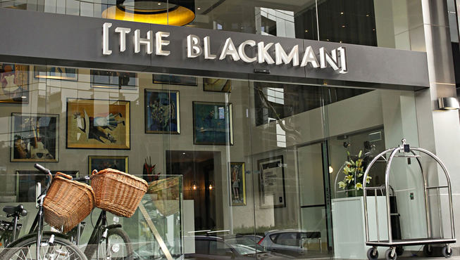 酒店位于风景如画的圣凯达路（St Kilda的路），榆树林荫，仅1.98公里便是墨尔本的CBD商业核心区