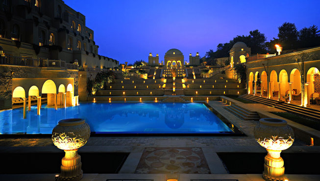 静静的坐在星空下，泳池旁，体验神秘古老的印度氛围。