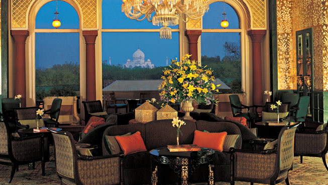 坐在酒店的Tea Lounge,静静的遥望远方迷人泰姬陵，在这样的美面前，任何语言都仿佛是多余的。