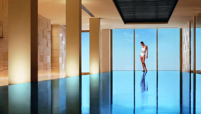 Spa——来到欧贝罗伊Spa立刻就能感受到内心的平静，900平方米的Spa就是给人以舒适的感觉，宽敞的空间及充足的光线是你重获心灵平衡的好地方。