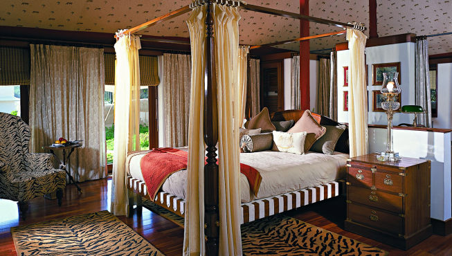 奢华舒适的四柱床周边悬挂着帷幔，添上一抹浪漫的异国风情。