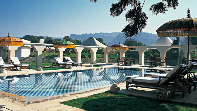 别墅外的恒温泳池让你在山野间畅快遨游。