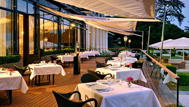 在空气清新的室外餐厅用餐非常惬意