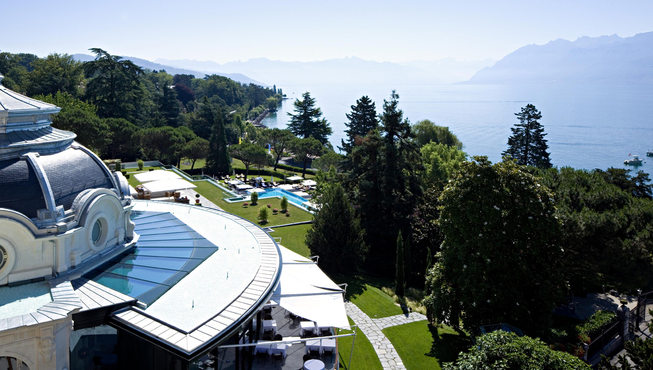 酒店面对日内瓦湖，周围环境郁郁葱葱