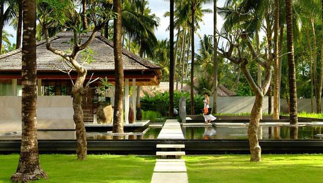 酒店外景——肉桂金巴兰私人别墅水疗度假村是一座拥有异国情调及田园风光的隐世神殿，被一群茂密的椰林簇拥于其中。