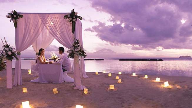 酒店夜景——这里每一间别墅都极具空间感，每一间别墅的布置和装饰都是典雅而奢华的，室内装潢风格都融合了民族特色、现代风范和传统美学，营造出完美的悠闲气氛，让你忘记城市森林的所有烦恼。