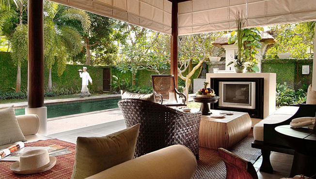 。别墅中还有一间露天的起居室，或许懒觉之后坐在起居室中享用早餐，稍嫌燥热，但是夜幕降临，随着微风轻袭，泡上一壶当地的特色姜茶，听风望月品茗，无论是举家团坐，还是夫妻对望，都是一件其乐融融的事情。 