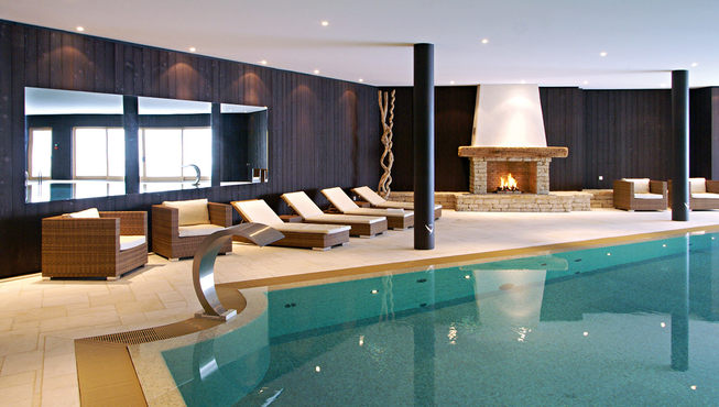 壁炉旁的泳池，问到了原始的味道