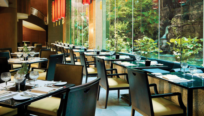 Romsai餐厅——俯瞰岩石花园，草木葱郁，瀑布飞溅，景色优美。