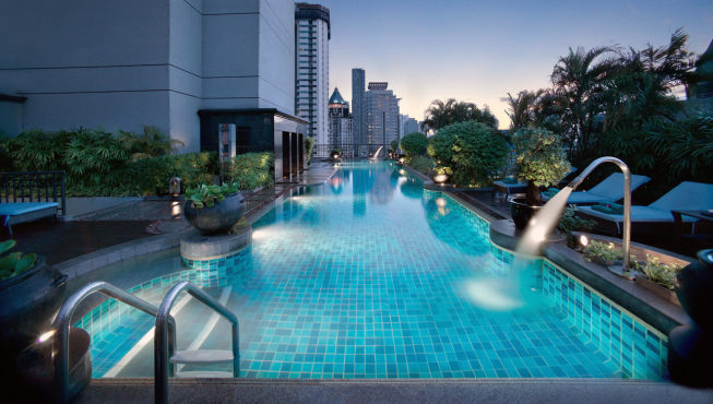 室外泳池——在曼谷街道上空 21 层的室外露天平台上，是一个惬意而凉爽的避暑绿洲。