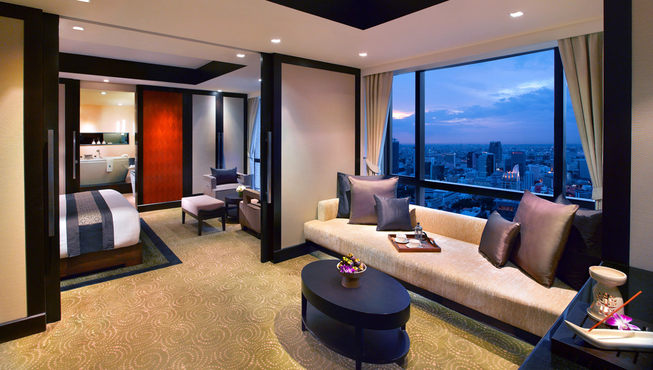 套房——房内结合了现代风尚与泰国传统美学，以繁复华丽的装饰、天然木材和令人倍感温暖的真丝织物设计而成。