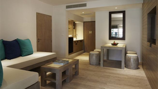 客厅宽敞大气，装修精致