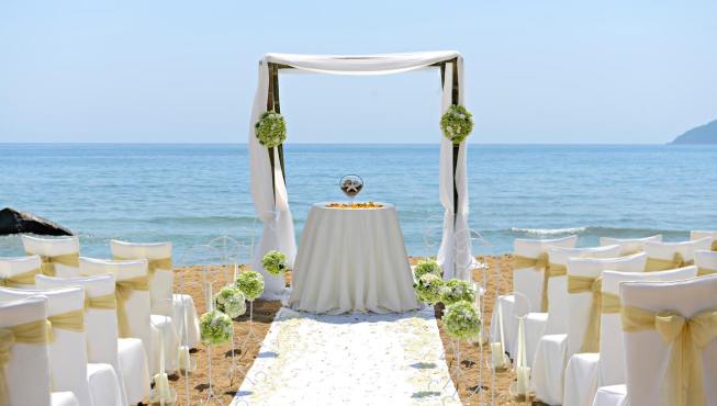 地婚礼场所漂浮于安静的礁湖之上，坐拥美不胜收的山脉景色和迷人的东海全景。