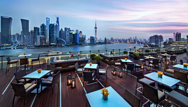 日暮时分，静静地坐在酒店屋顶露天酒吧，一边品啜别具风味的特调鸡尾酒，一边欣赏浦江两岸迷人的建筑景观，实乃人生一大赏心乐事。