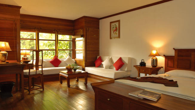豪华客房（Deluxe Room）——酒店的豪华房间宽敞明亮，以纯棉和丝绸制品的装饰凸显了奢华的感觉。