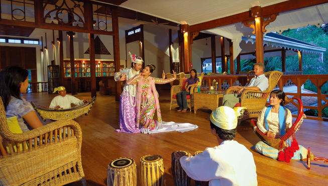 Mindon Lounge 酒廊——从每年的10月到翌年的3月间，你可以在晚间欣赏缅甸传统的民族歌舞表演。