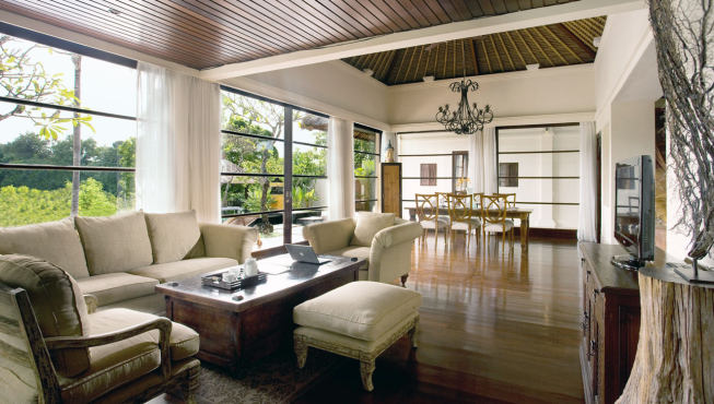 设计者从经典的巴厘岛建筑结构中获取灵感，消弭了室内与室外空间之间的界限。