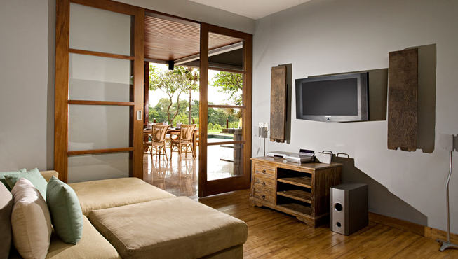 酒店的内部装饰不缺少巴厘岛风情。