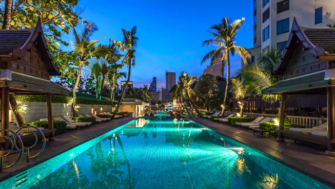 泳池——曼谷半岛酒店的50米三阶式泳池掩藏于优美的花园内，在湄南河畔景致相伴之下，畅泳与碧波中或徜徉于凉亭树影间，意境无限悠闲，令人忘却身处曼谷闹市中。