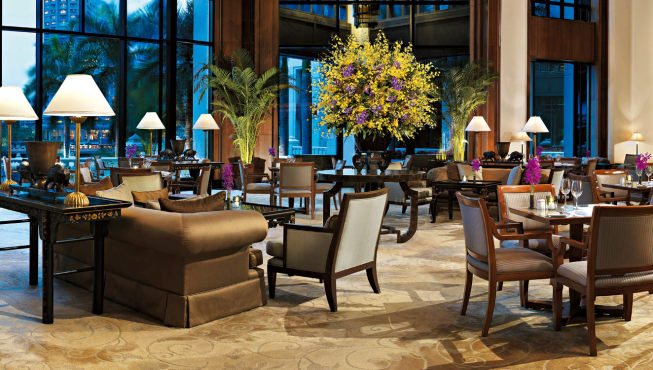 酒店大堂——窗明几亮的大堂，鲜花点缀在咖啡色的期间，给人惊喜也给人温暖。