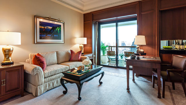 安坐窗户旁边的书桌，可远眺曼谷闹市及河畔优美景观。